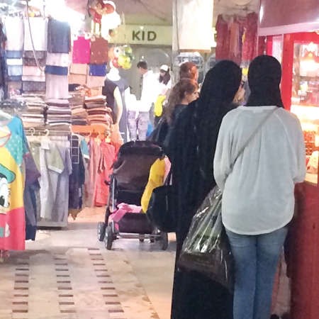 اقبال على شراء ملابس العيد 