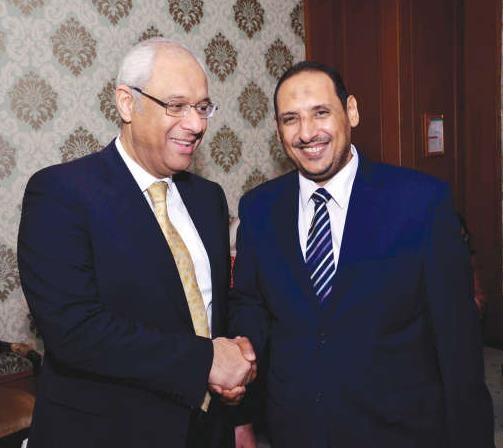 السفير المصري مصافحا الزميل اسامة ابو السعود ﻿