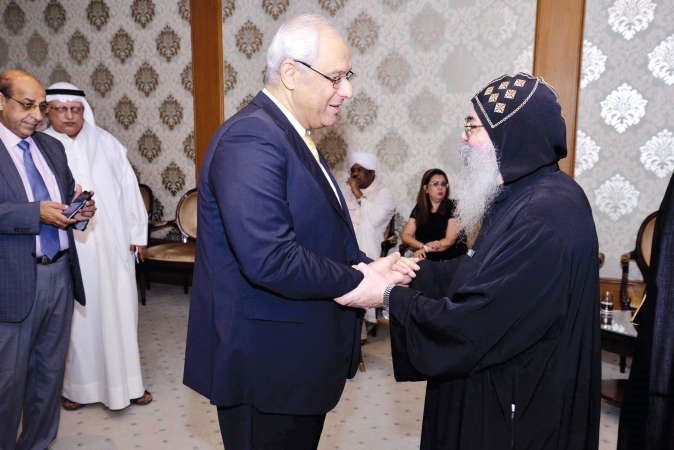 السفير المصري مصافحا الانبا بيجول ﻿