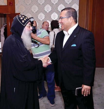 الزميل حسام فتحي مصافحا الانبا بيجول﻿