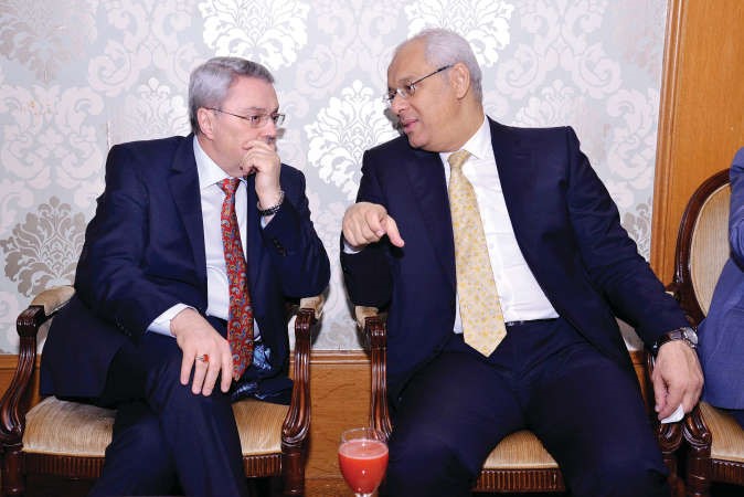حديث بين السفير المصري ياسر عاطف والسفير العراقي د محمد حسين بحر العلوم﻿