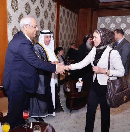 ومصافحا الزميلة هالة عمران﻿
