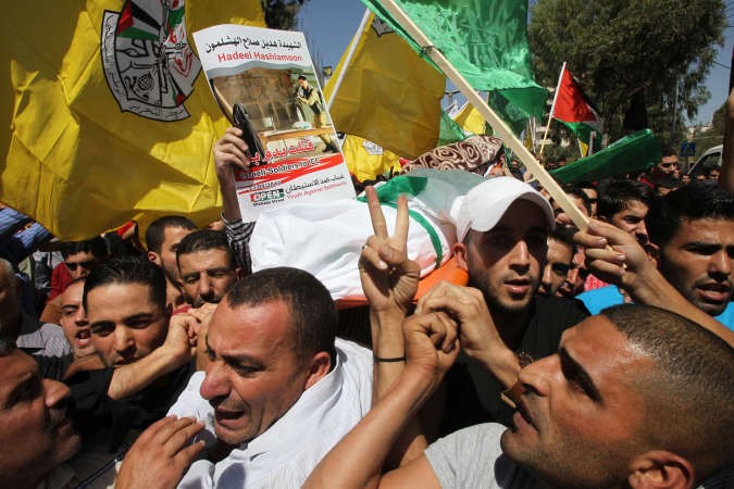 الالاف يشيعون الطالبة الفلسطينية هديل الهشلمون التي قتلها جندي اسرائيلي بدم بارد لرفضها كشف النقاب في الخليل امس الاول رويترز