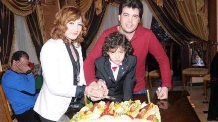مطربة مصرية تعلن طلاقها على الهواء في برنامج "منى الشاذلي" بسبب خيانة زوجها