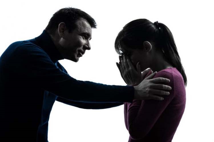 شركة توظف رجالا لمسح دموع النساء العاملات
