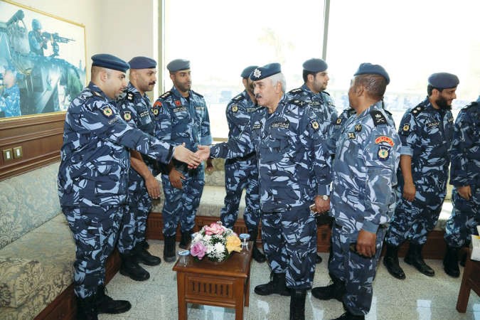ويصافح قادة المعسكر ﻿