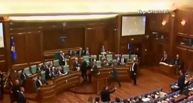 بالفيديو.. رشق رئيس وزراء كوسوفو بالبيض داخل البرلمان