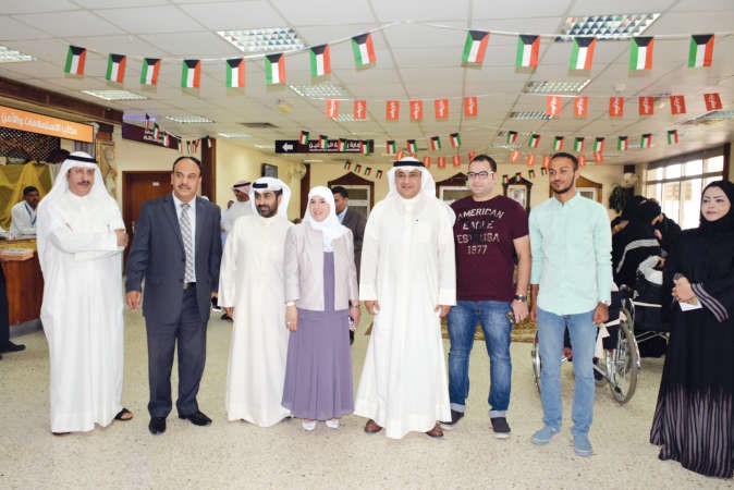 دمطر المطيري ودفاطمة الملا يتوسطان عددا من الاعلاميين 