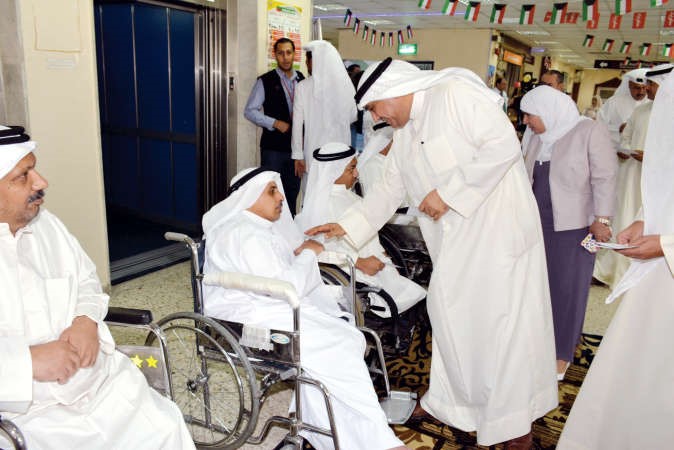 دمطر المطيري يقدم التهنئة لاحد نزلاء دور الرعاية الاجتماعية 
