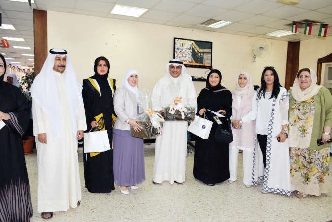 دمطر المطيري وفاطمة الملا يتوسطان عددا من موظفي دور الرعاية ريليش كومار