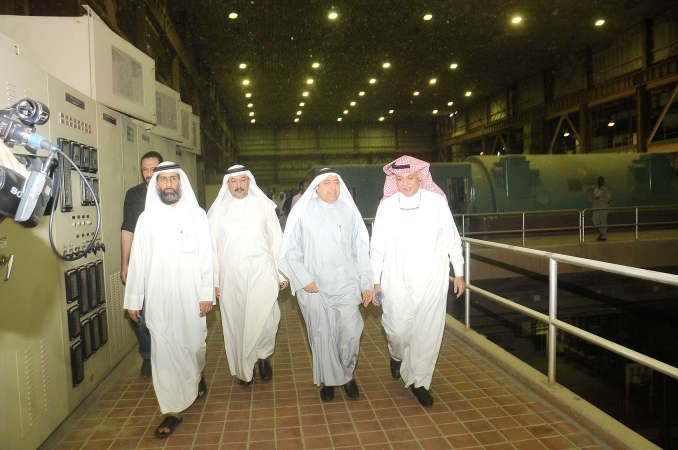 وكيل الكهرباء ممحمد بوشهري والوكيل المساعد لصيانة المحطات مفؤاد العون والوكيل المساعد للتنسيق يوسف العجيل ومدير محطة الدوحة الشرقية هيثم العلي خلال الجولة﻿