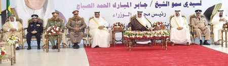 سمو رئيس الوزراء الشيخ جابر المبارك متوسطا الشيخ محمد الخالد والشيخ محمد العبدالله والفريق الركن محمد الخضر والفريق الركن هاشم الرفاعي والفريق يوسف الانصاري واللواء الشيخ احمد الخليفة واللواء محمود الدوسري
