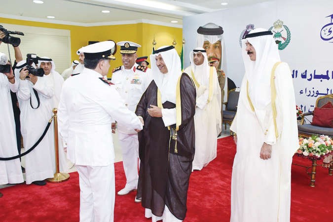 سمو الشيخ جابر المبارك مصافحا احد الضباط