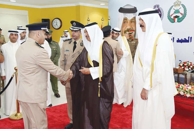  وسموه مصافحا احد ضباط الداخلية