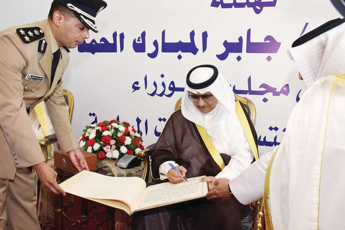 سمو الشيخ جابر المبارك يسجل كلمة في سجل الشرف في نادي ضباط الشرطة