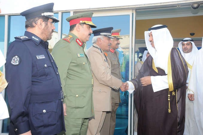 سمو الشيخ جابر المبارك مصافحا الفريق الركن محمد الخضر واللواء محمود الدوسري والفريق الركن هاشم الرفاعي واللواء يوسف الانصاري