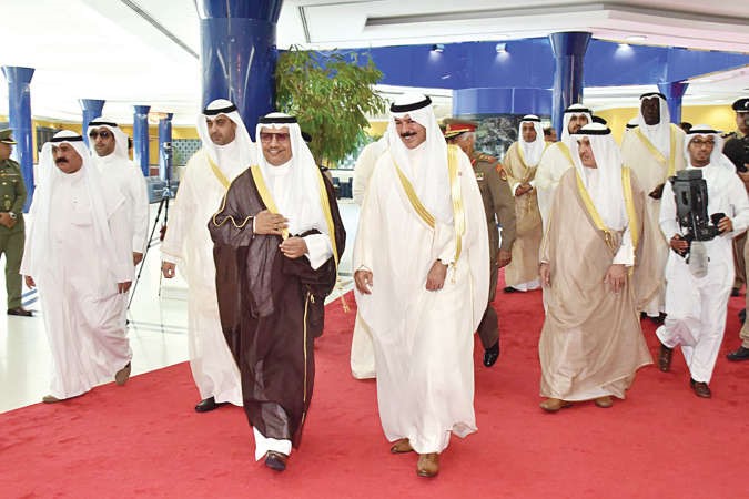 الشيخ محمد الخالد والشيخ محمد العبدالله في استقبال سمو رئيس الوزراء الشيخ جابر المبارك