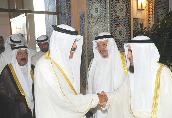 سمو نائب الامير مصافحا فريد اسد عمادي ويبدو دعادل الفلاح ﻿