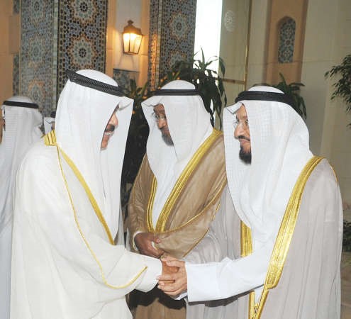 سمو نائب الامير مصافحا وليد الشعيب ﻿