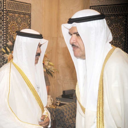 سمو نائب الامير مصافحا الشيخ سلمان الحمود ﻿