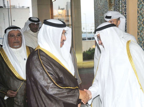 سمو رئيس الوزراء مصافحا دعادل الفلاح ﻿