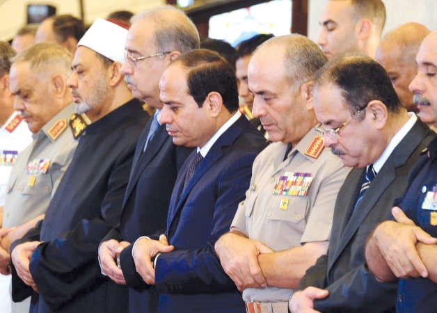 الرئيس المصري عبدالفتاح السيسي يؤدي صلاة عيد الاضحى المبارك بمسجد المشير طنطاوي امس افپ