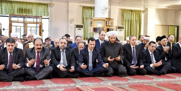 صورة وزعتها وكالة الانباء السورية للرئيس بشار الاسد خلال خطبةصلاة العيد في مسجد العادل