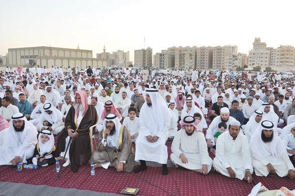 المسلمون تدفقوا الى الساحات والمساجد لتادية صلاة العيد امس
