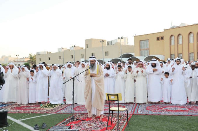 د احمد الكوس يؤم المصلين باحدى الساحات