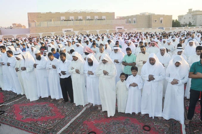 صلاة العيد في احدى الساحات احمد عليقاسم باشامحمد هاشمهاني عبداللهريليش كومار