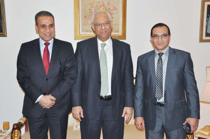  السفير المصري مع المستشار العسكري العميد حاتم عاشور