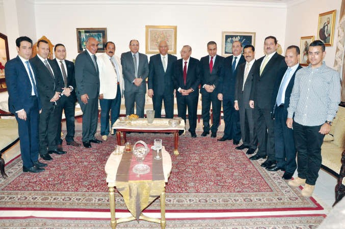 السفير المصري ياسر عاطف متوسطا عددا من اركان السفارة والمهنئين