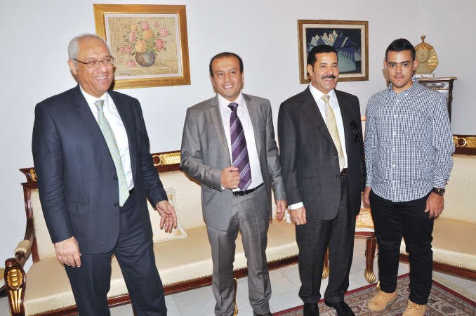 السفير يتلقى التهنئة من القنصل محمد عرفة ورجل الاعمال عبدالمحسن ابو الحسن