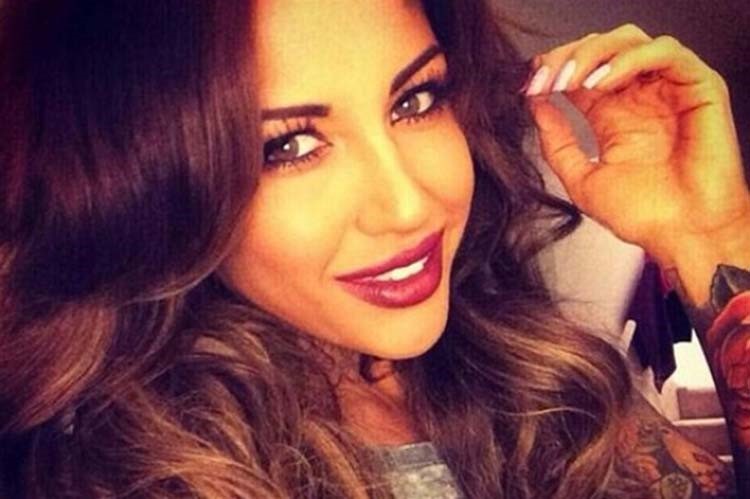 بالصور.. نجمة بريطانية تتسلم طفلها في كيس بلاستيك "تيك أواي" بعد عملية إجهاض