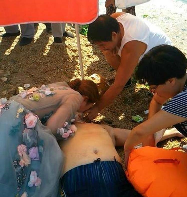 بالفيديو والصور.. عروس تترك حفل زفافها لإنقاذ غريق ينازع للبقاء على قيد الحياة