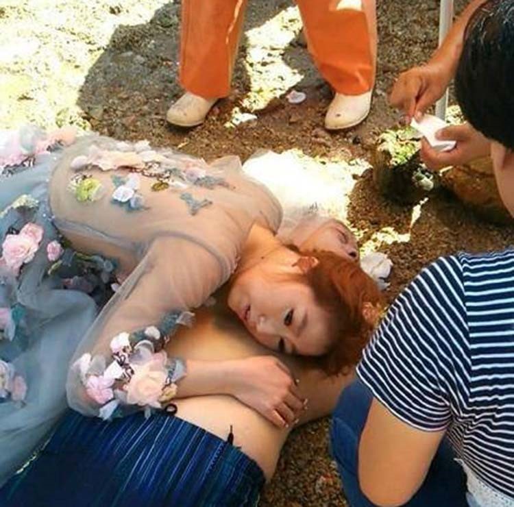 بالفيديو والصور.. عروس تترك حفل زفافها لإنقاذ غريق ينازع للبقاء على قيد الحياة
