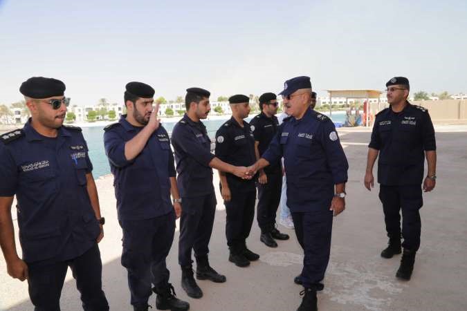 اللواء اليوسف يصافح قيادات خفر السواحل ﻿