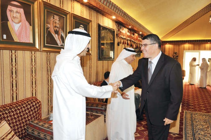 السفير الجزائري خميسي عريف مهنئا