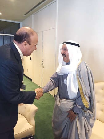 صاحب السمو مصافحا امين عام مجلس التعاون الخليجي دعبداللطيف الزياني