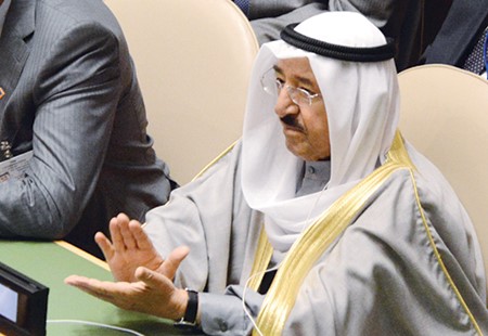 سمو الامير يحيي احدى الكلمات الملقاة