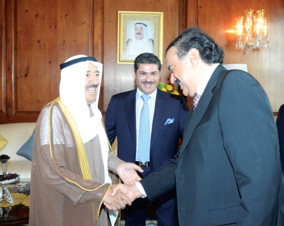صاحب السمو الامير الشيخ صباح الاحمد مصافحا خالد الجارالله بحضور الشيخ خالد العبدالله