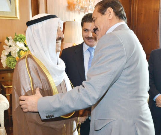 صاحب السمو الامير مصافحا عبدالله المعيوف