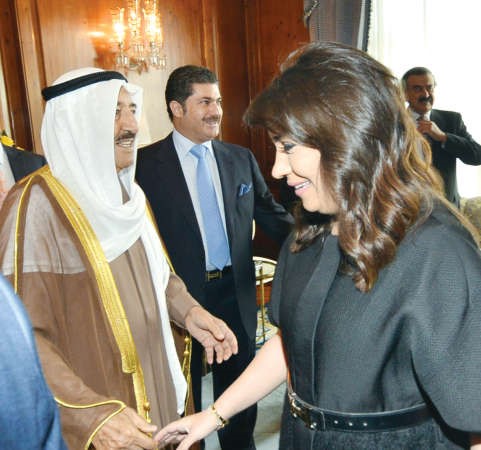صاحب السمو الامير مصافحا مستقبليه