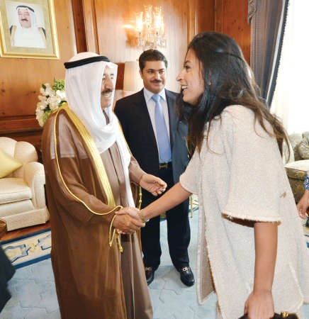 صاحب السمو الامير مصافحا احدى المشاركات باللقاء