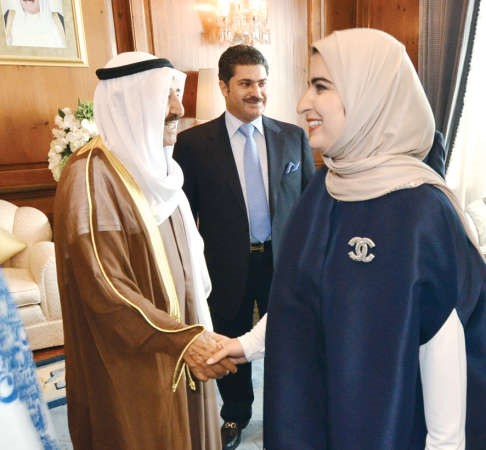 صاحب السمو مصافحا احدى الحاضرات
