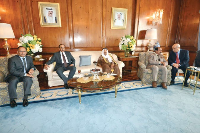 صاحب السمو الامير الشيخ صباح الاحمد خلال اللقاء بحضور الشيخ صباح الخالد والشيخ دسالم الجابر والسفير منصور العتيبي والمستشار محمد ابو الحسن