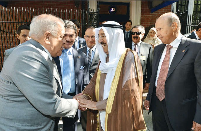 صاحب السمو الامير الشيخ صباح الاحمد مصافحا قتيبة الغانم