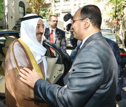 السفير منصور العتيبي في استقبال صاحب السمو الامير