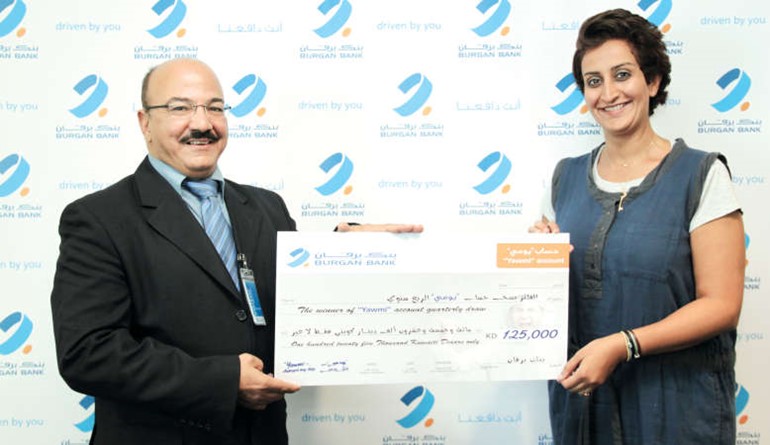 الفائز يتسلم الجائزة