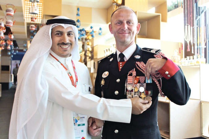 ضابط ايطالي مع بدر المطيري مدير الاعلام والعلاقات العامة في جناح الكويت بـاكسبو ميلانو